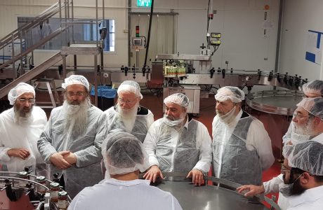 הרבנים בביקור במפעל יד מרדכי שטראוס עילית