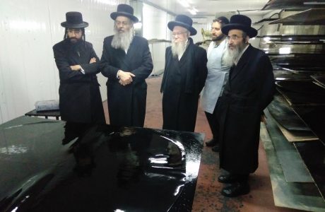 הרבנים בסיור במפעל רצועות לתפילין