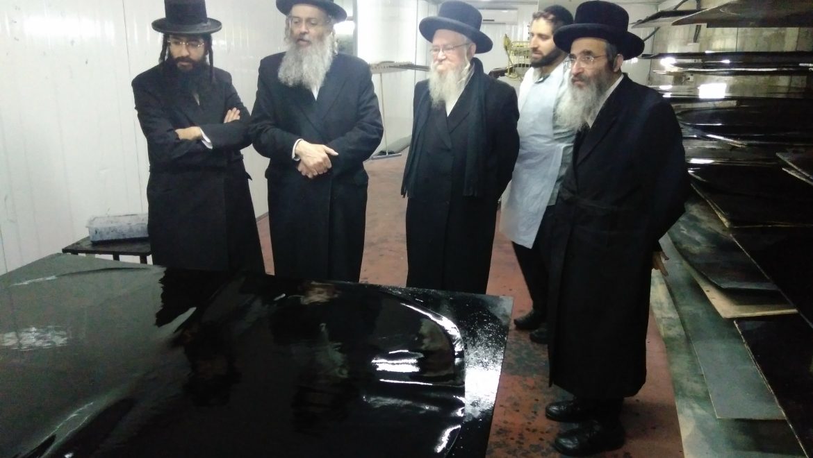 הרבנים בסיור במפעל רצועות לתפילין